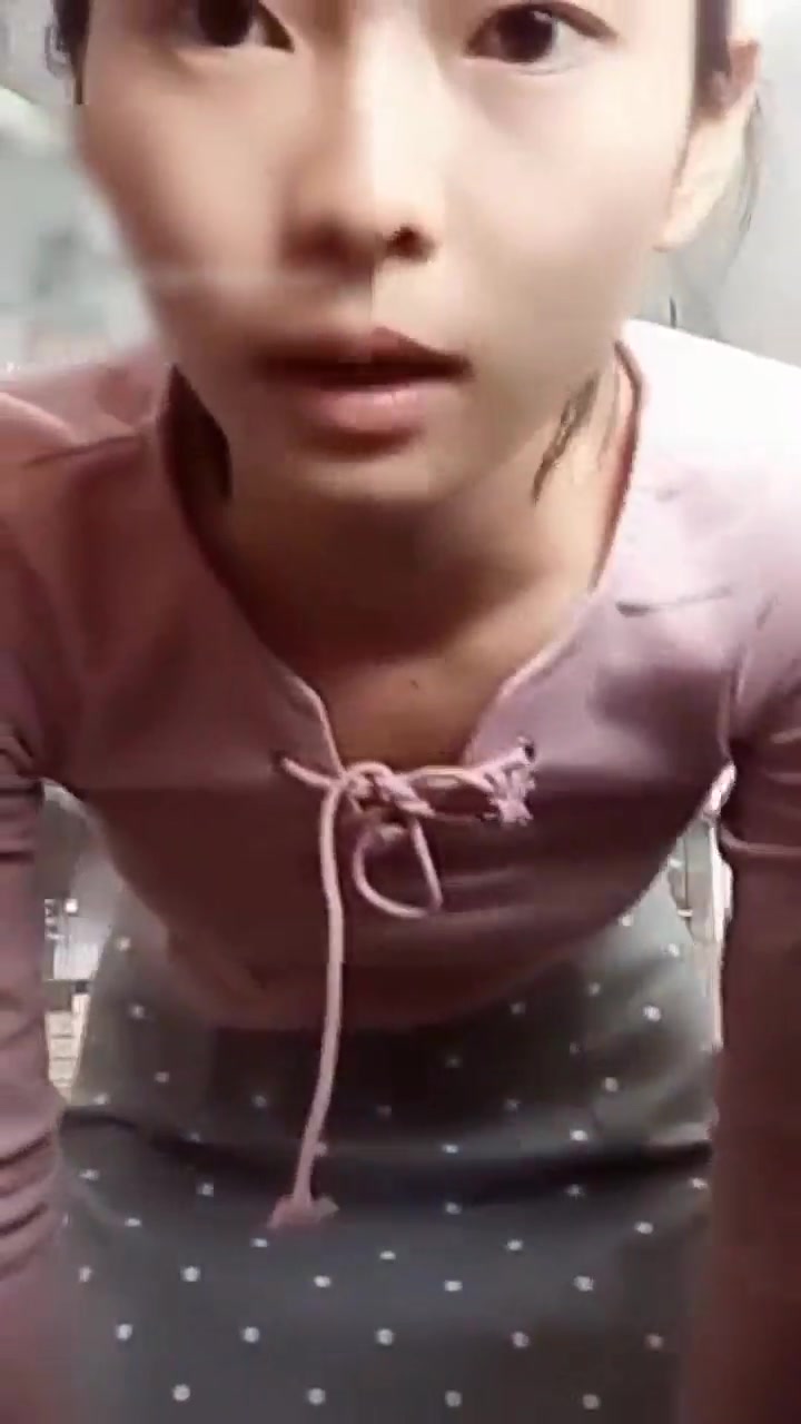 非常屌的妹子在商场烟酒专柜一边卖东西一边直播福利真不少狼友的礼物没白刷