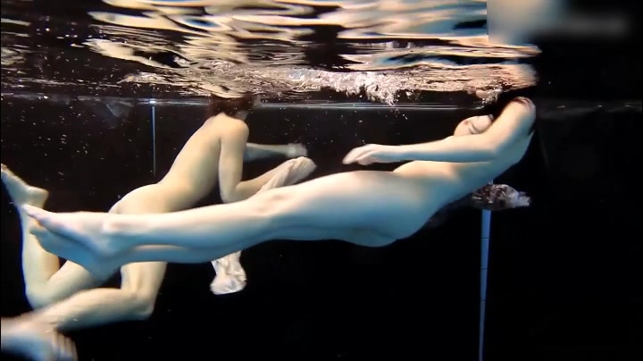 极品双模水下脱衣展示水中女性诱人裸体，720P高清