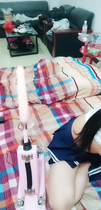 玲妹妹露脸一个人的激情，无毛馒头逼配合炮击仇抽插，浪叫享受带来的快感，秀完赶紧给儿子喂奶真刺激