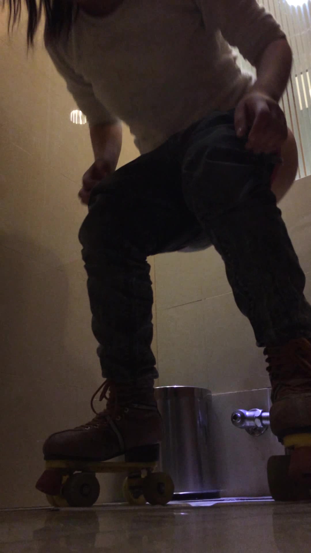 商场厕拍系列 两个妹子的滑板鞋，时尚时尚最时尚