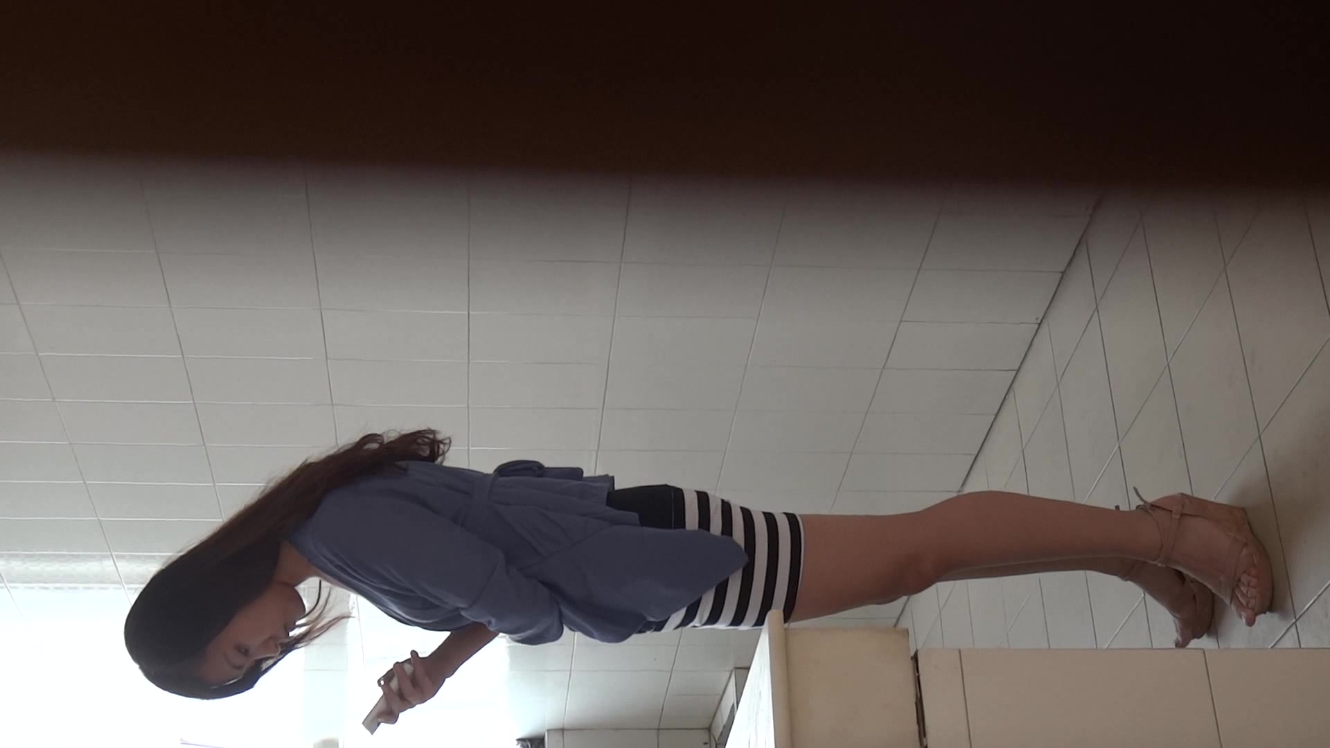 学生MM厕所跟拍系列学妹下面流的亮晶晶透明像鼻涕