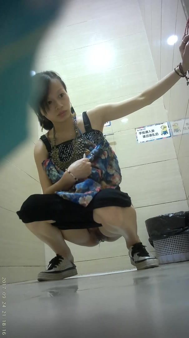 商场厕拍系列 美丽少妇带着孩子一起上厕所