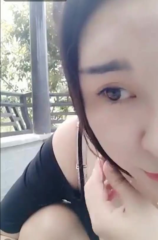 白嫩豪乳神仙姐姐户外凉亭碰到个老司机上来就给舔逼然后再约到树林站着草