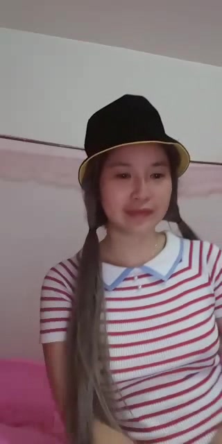 骚浪的邻家姐姐露脸跟夫妻一起玩双飞，奶子不小给鸡巴舔硬后站着被后入爆草，猛男轮草两女真带劲