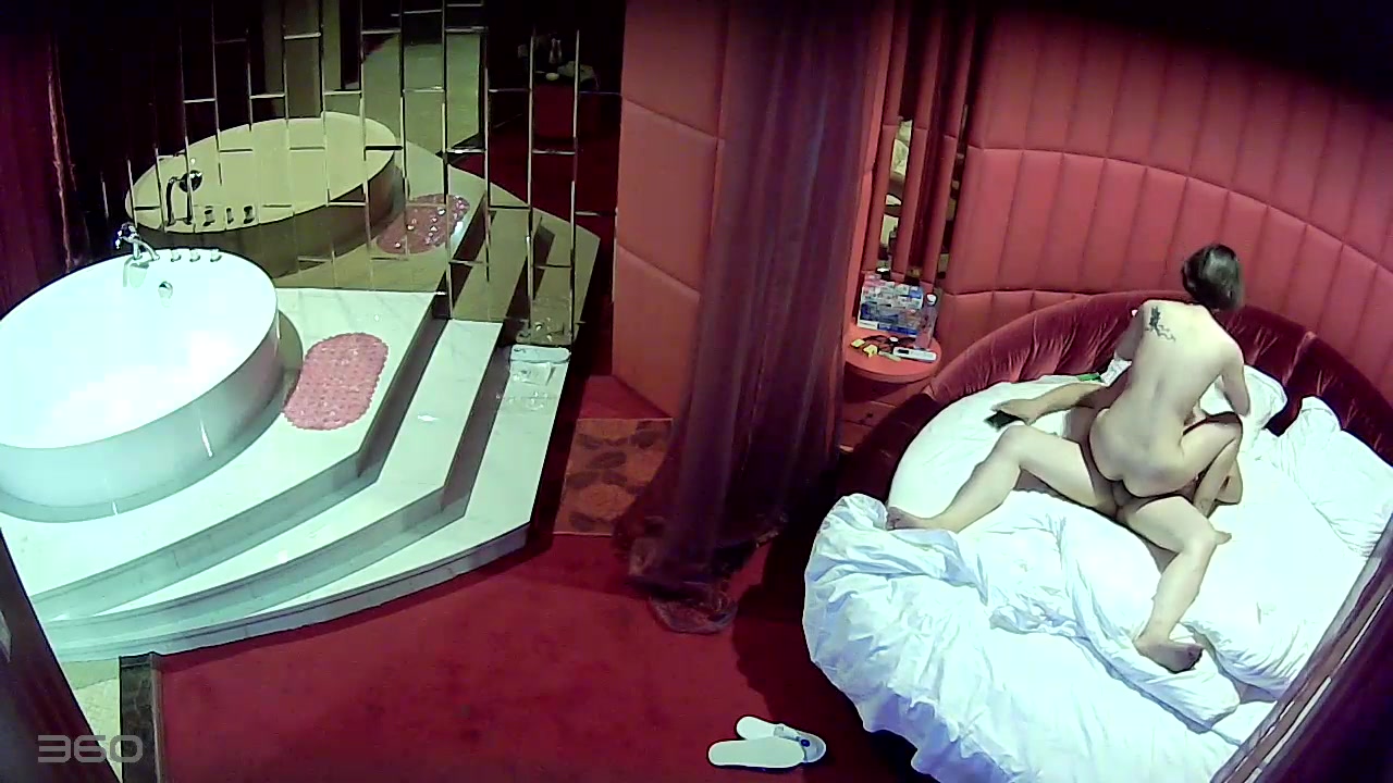 酒店360监控TP骚女打电话约情夫过来啪啪非常会玩的一对还不时拿手机出来自拍一下