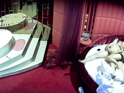 酒店360监控TP骚女打电话约情夫过来啪啪非常会玩的一对还不时拿手机出来自拍一下