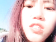 娇小身材萌妹子野外草地双人啪啪 后入抽插从下往上视角拍摄呻吟娇喘非常诱人