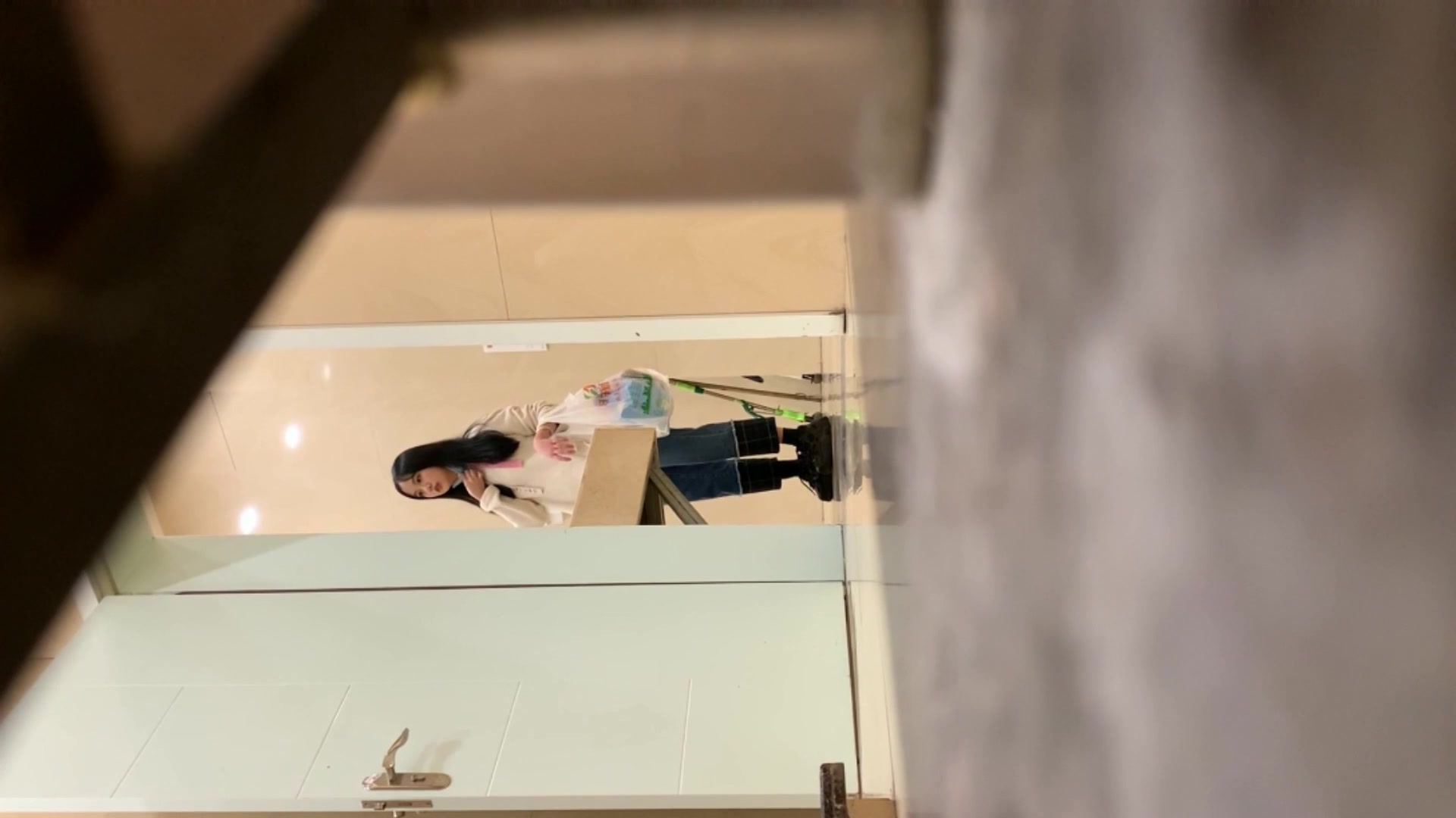 三月最新流出国内厕拍大神路边尾随美女进女厕偷拍美女嘘嘘等车玩手机的妹子很漂亮