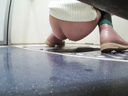 国内厕拍大神高铁厕所偷拍几个美眉带着两个女儿坐车的漂亮妈妈小穴依然嫩