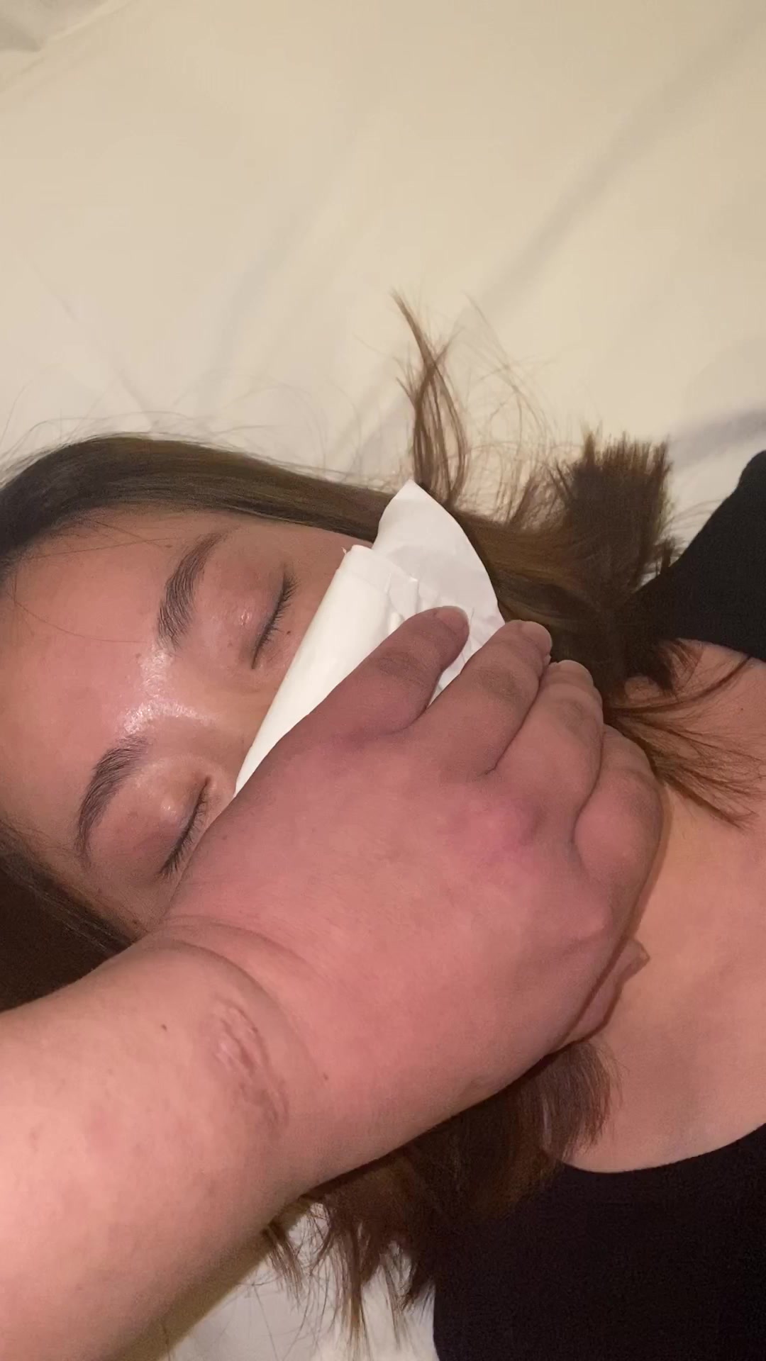 中午聚餐单位刚生过孩子没多久的少妇同事喝多了捂7玩一下 因为是剖腹产的逼还挺紧的