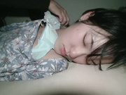 外形靓丽的气质美女被变态色魔全程跟踪摄影 尾行屋内被迷晕 疯狂对她实施迷操口交爆射