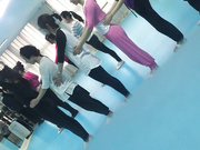 胆大包天牛人某艺术培训班偸拍女学员上课练舞更衣间换衣卫生间嘘嘘妹子像个处女尿尿一条线