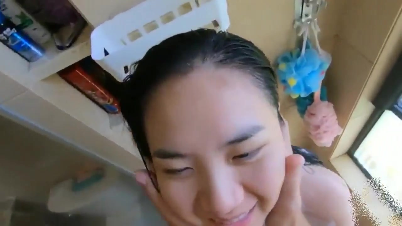 某视频网站流出美女留学生李某与老外男友一起洗澡 倒挂金钩 激情啪啪