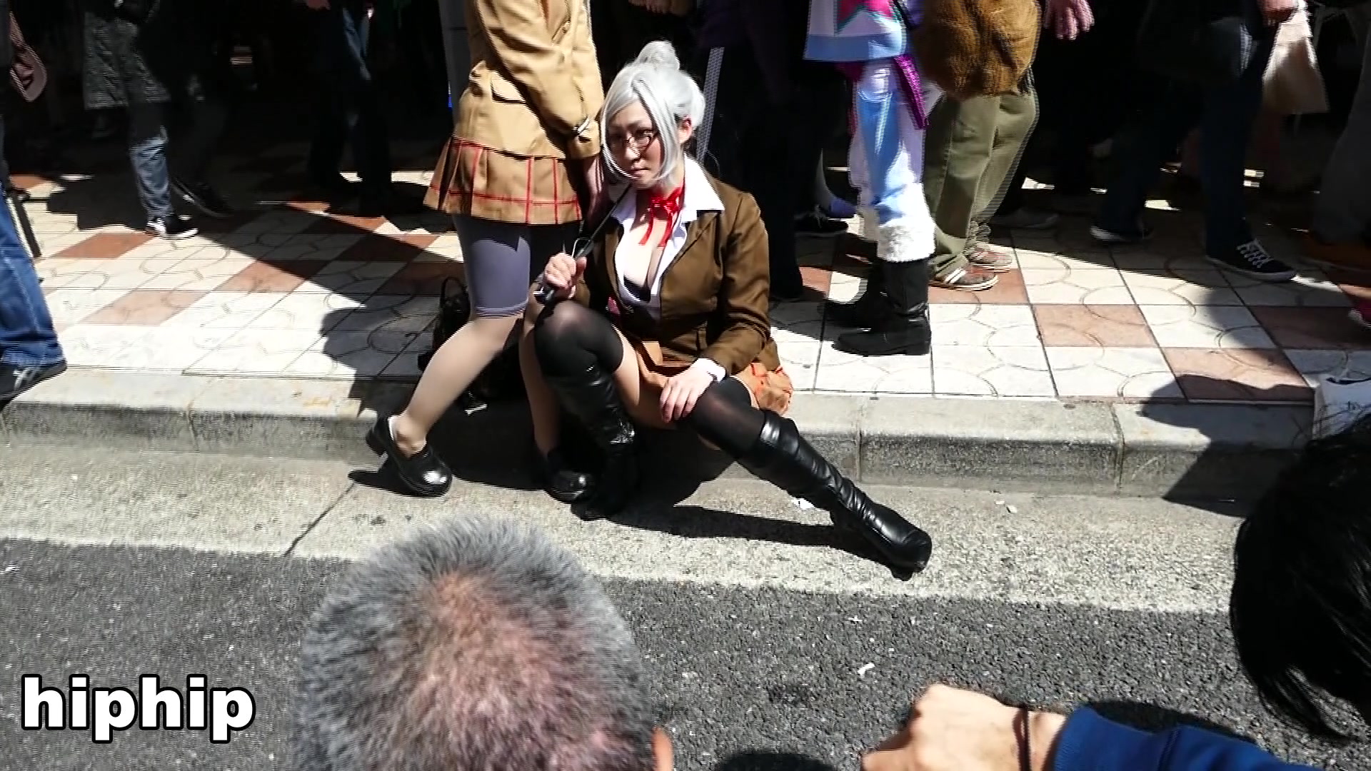 外站流出岛国大型漫展现场 摄影师对Coser上下其手场面火爆