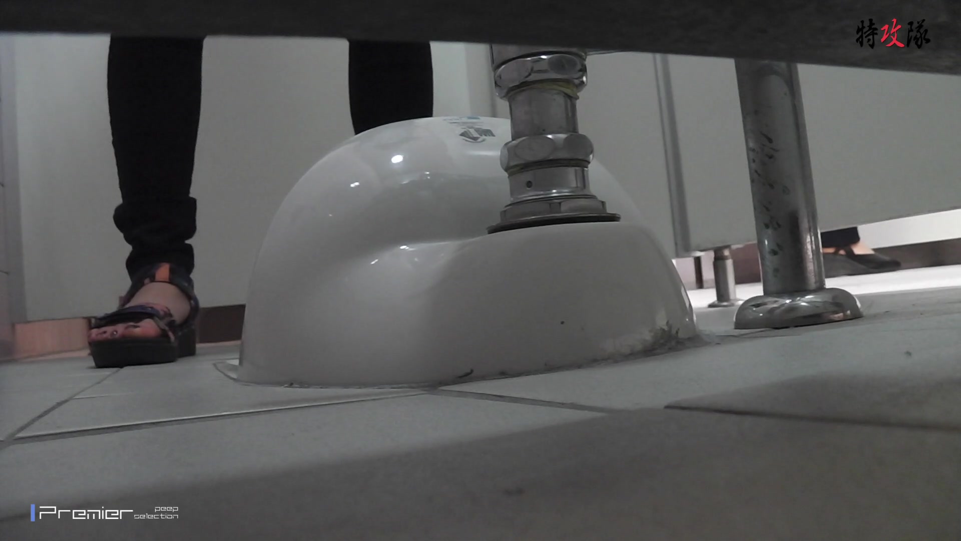 2020最新流出特攻队系列潜入大学校园蹲守女卫隔间连拍青春漂亮学生妹方便特写BB出来再拍脸处女美女尿尿一条线