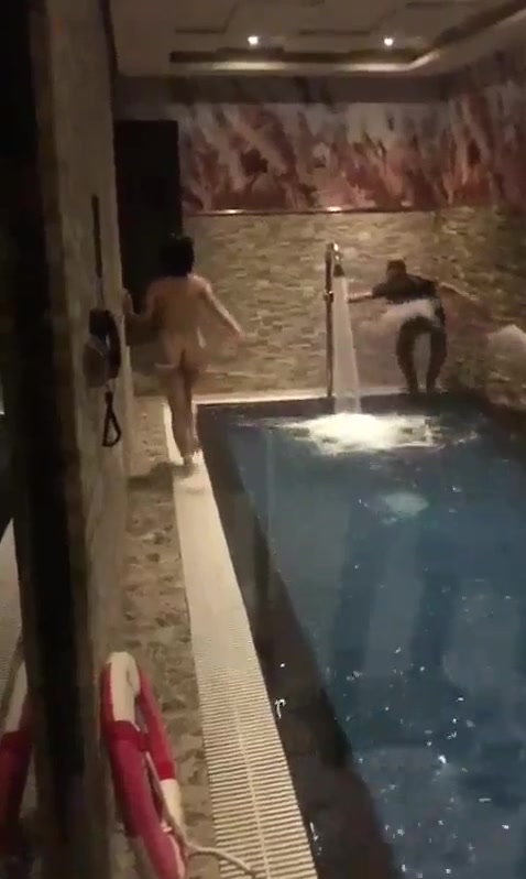 网曝门事件高级私人会所几个醉酒男追着裸体三陪小姐到浴池跌入水中