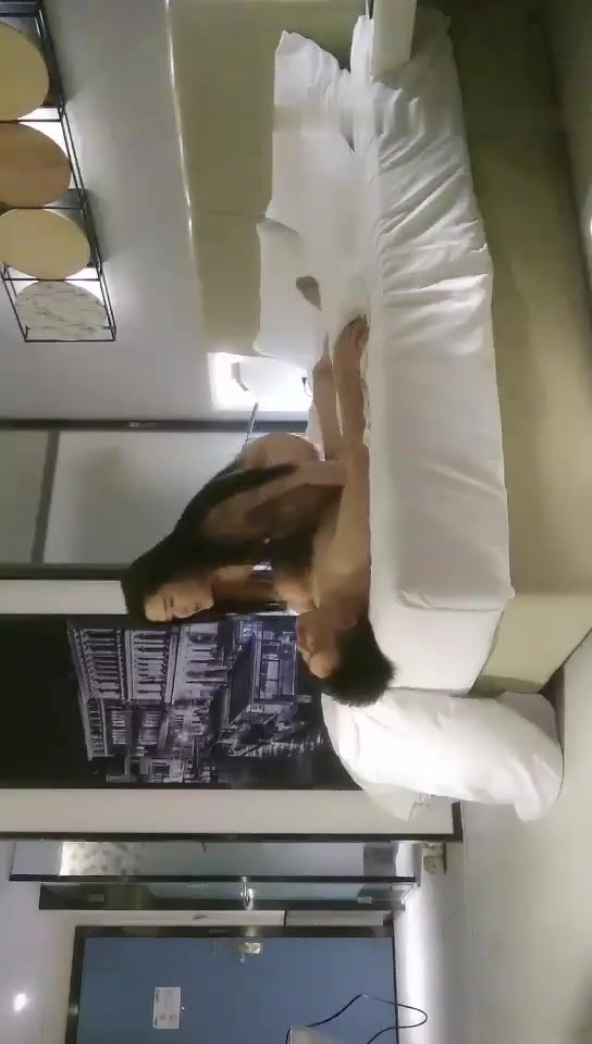 【雀儿满天飞】老哥约了个苗条身材长发妹子TP啪啪，搞几下就喷水大力猛操很是诱惑喜欢不要错过