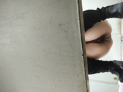 潜入偷拍黑丝妹子尿了一屁股 高清新全景