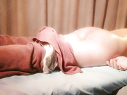 女子SPA养生馆《私处保健偷拍》肤色不错的长发少妇下面放个震动棒上面按摩乳房推油