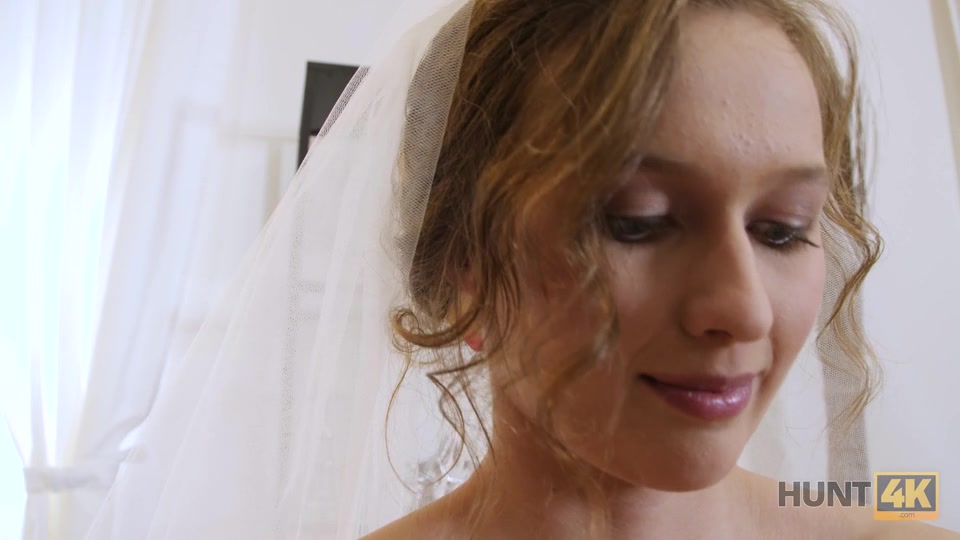 极品女神乌克兰美女克鲁兹剧情演绎新婚之夜在老公面前被债主侵犯老公坐立不安很无奈