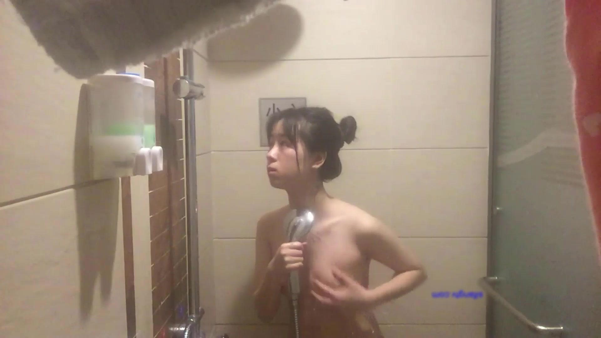 2019最新流出趁妹子洗澡不在意偷拍精选对白非常有意思