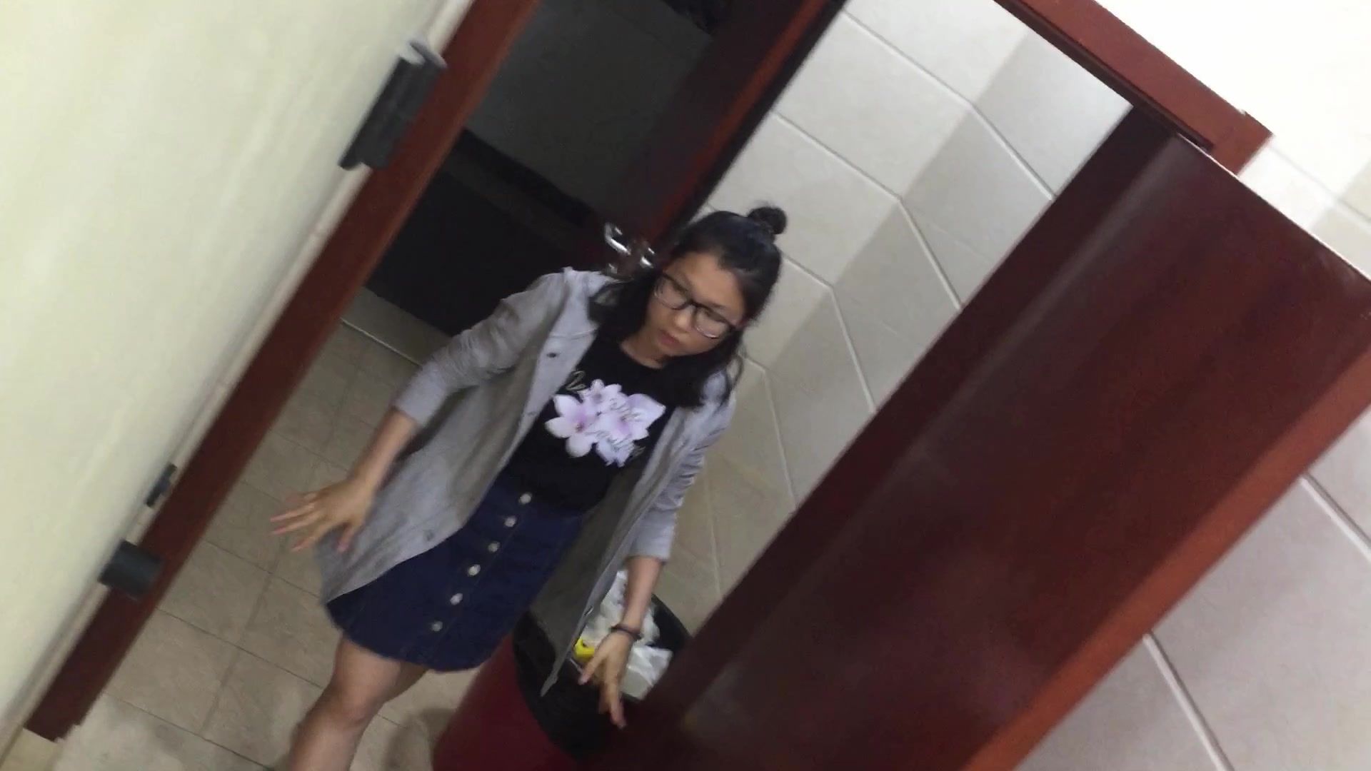 国内厕拍大神潜入某学院女厕偷窥了不少妹子的秘密花园,一线天,馒头穴,蝴蝶穴,,应有尽有