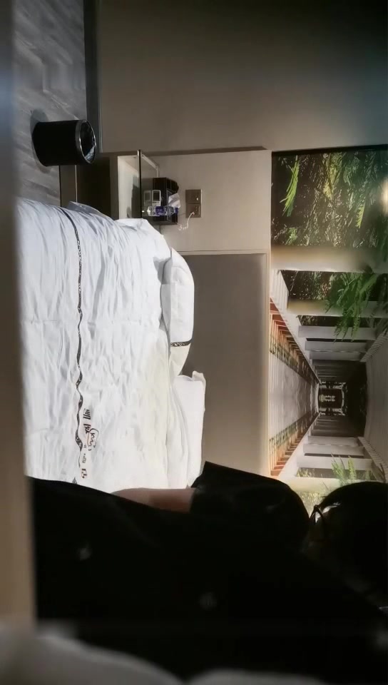 外表略显稚嫩的四眼小青年酒店网约外围美女居然带着宠物狗来约炮他俩在床上激情搞狗狗在地板上叫连续干了2炮