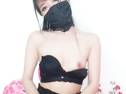 新人口罩美女主播身材苗条边跳边脱 沙发上抠逼自摸呻吟诱惑 逼逼微毛粉嫩喜欢的不要错过