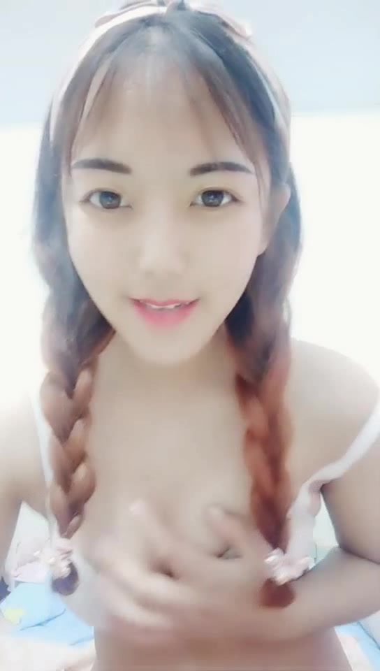 萌妹子清纯女孩穿着连体漏奶网袜振动棒抽插