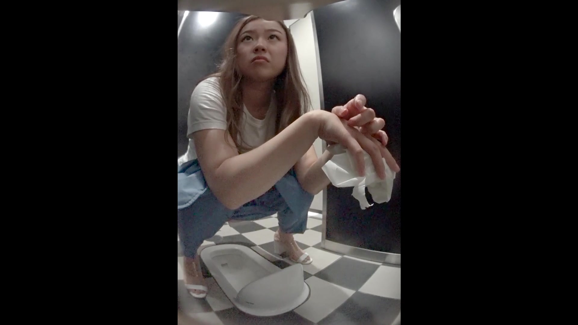 【全網首發】【廁拍小酌】百貨商店公共蹲廁偸拍各種類型年輕氣質美女 那顏值最高的妹子還演繹脫絲襪脫裙子的情節 稀缺資源勁爆收藏～原版高清