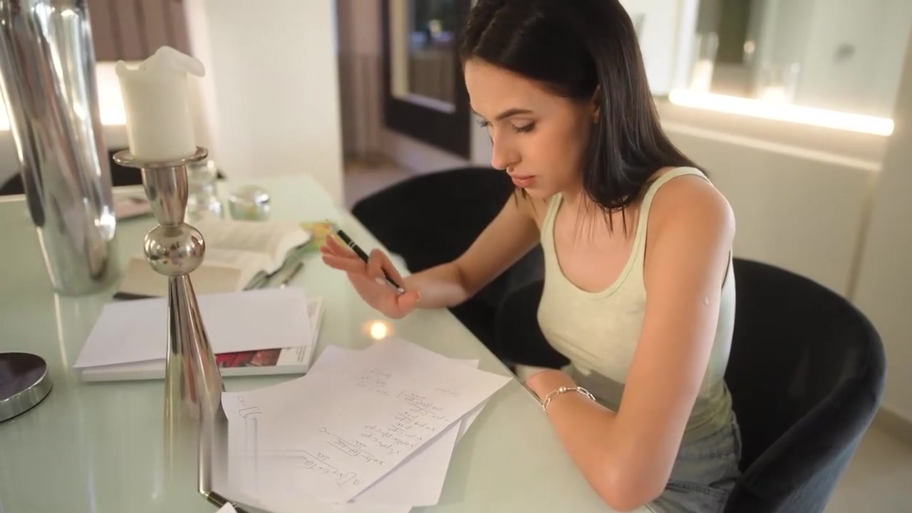 青少年玩弄美臀掰穴诱惑大鸡巴深喉抽插