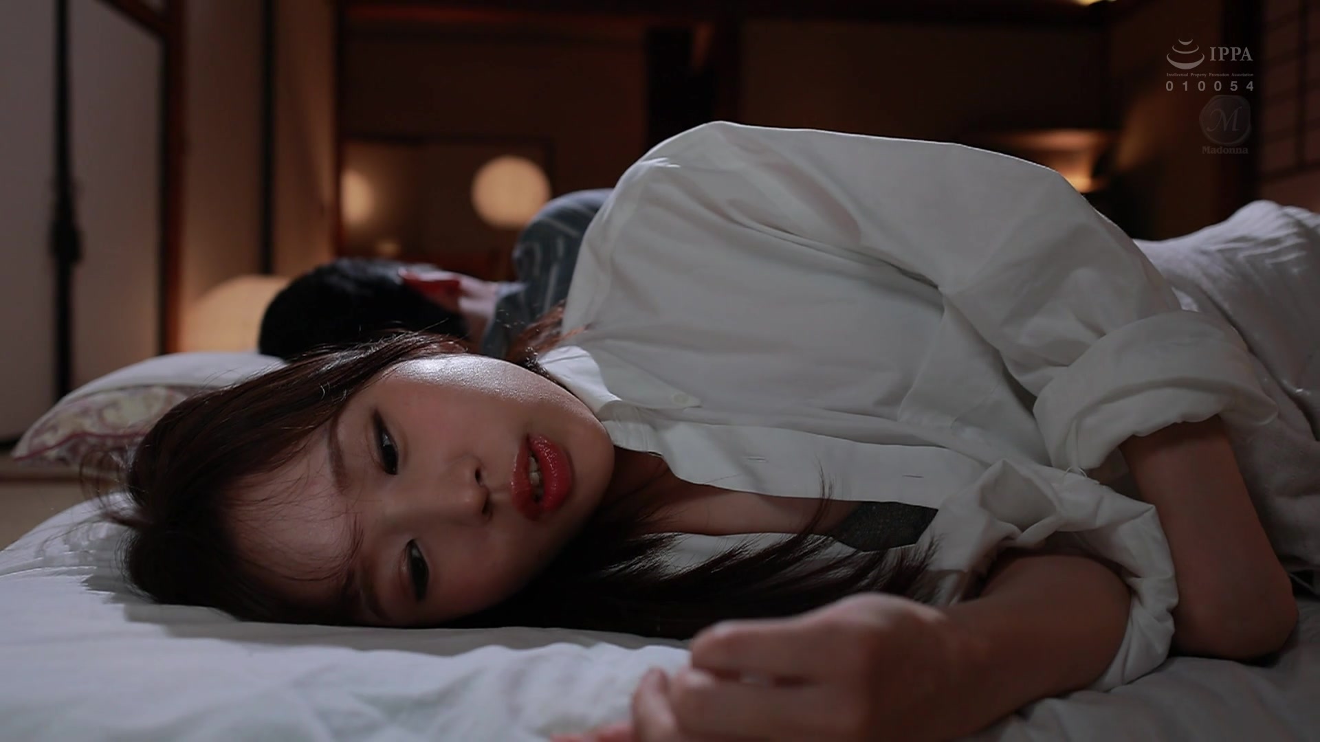 [JUQ-266] 昔俺の事が好きだった地味な教え子が、色気漂う巨乳人妻に進化していたので、性欲が尽き果てるまで生ハメしまくった…。 新井リマ - 1of5