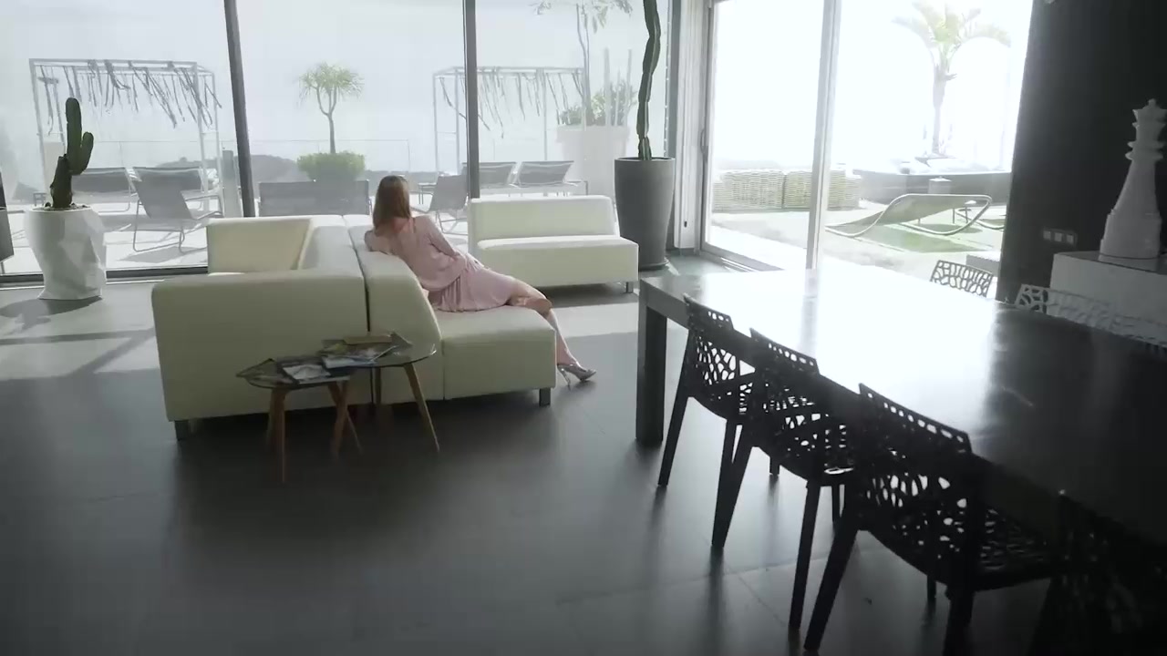 与两个骚货小逼共享受一直大鸡巴来回舔弄抽插