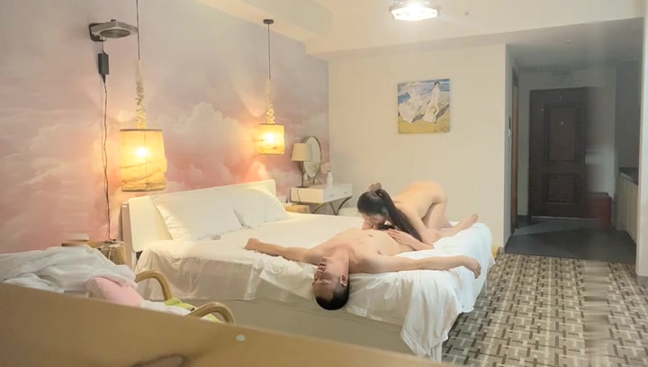 约操短裙马尾外围跪地按着头插嘴站立后入骑乘