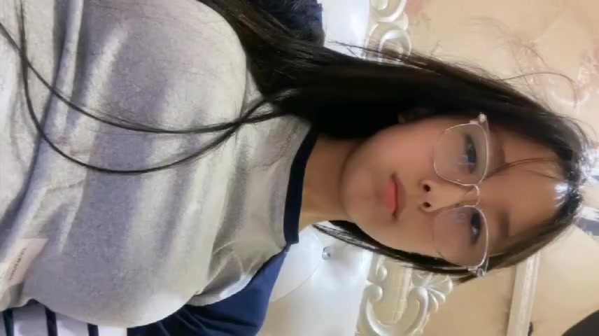 十个眼镜九个骚，还有一个是更骚