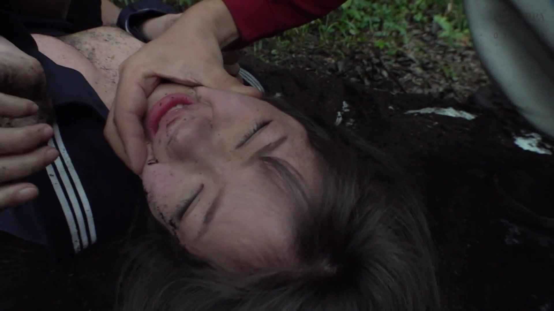 [TUE-151] 下校中の女子●生を狙った野外拉致レ●プ映像 - 4of5