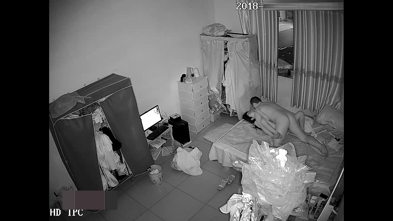 居家攝像頭黑客破解拍攝到的白領小夫妻臥室啪啪打炮 貌似有點如飢似渴啊 720P高清