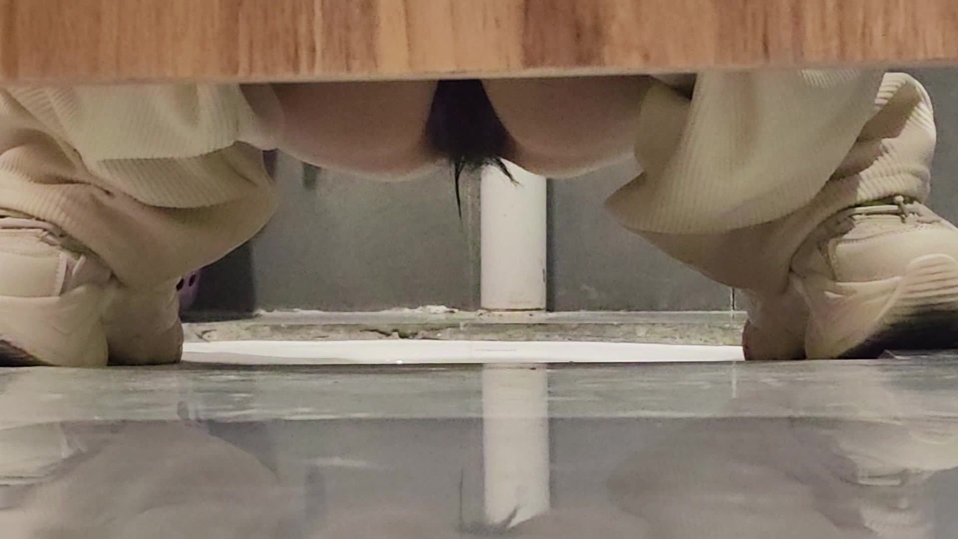 自贡厕所偷拍尾随同事尿尿有娇喘