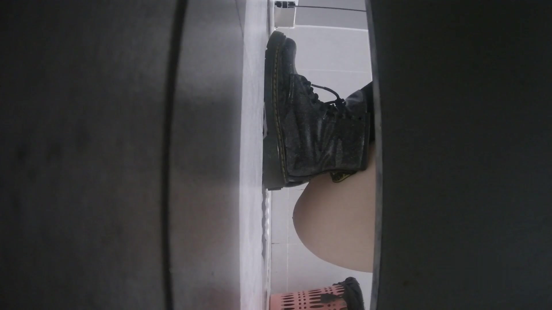 國內廁拍大神潛入某商場隔板公共女廁偷拍各式美女尿尿 居然有個猥瑣男進來抱著醉酒女 女的不大願意跟他走 1080P高清原版