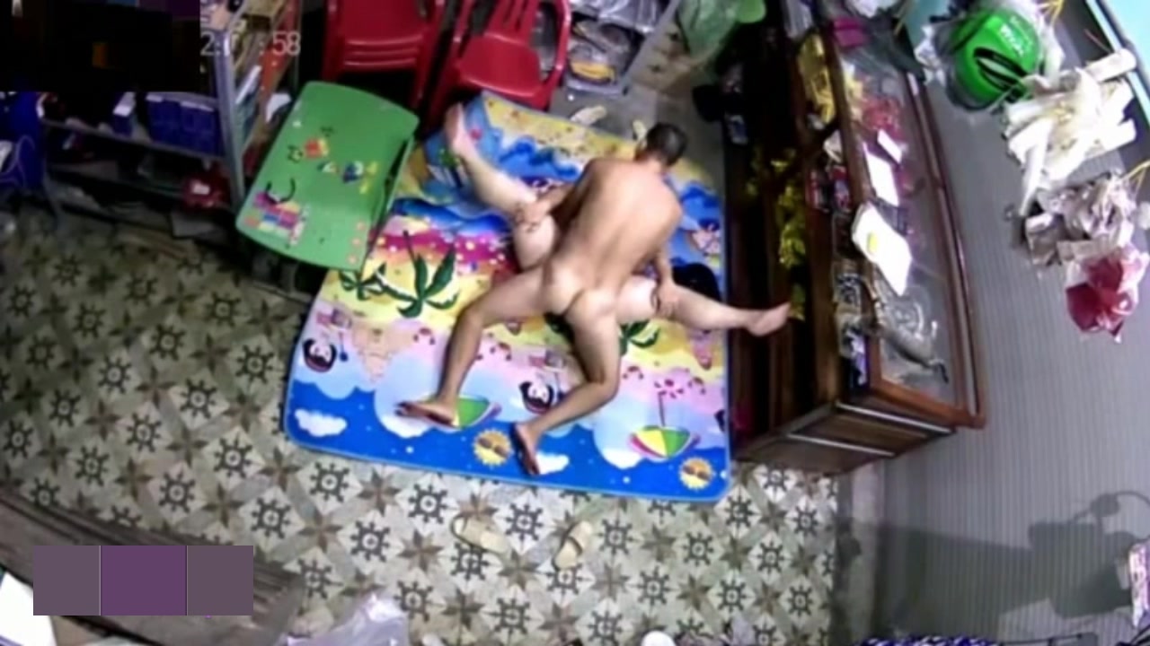 精品推薦 雜貨舖夫妻打烊後店裡打地舖瘋狂啪啪 跪舔雞巴翹臀給操幹得嗷嗷直叫 720P原版高清