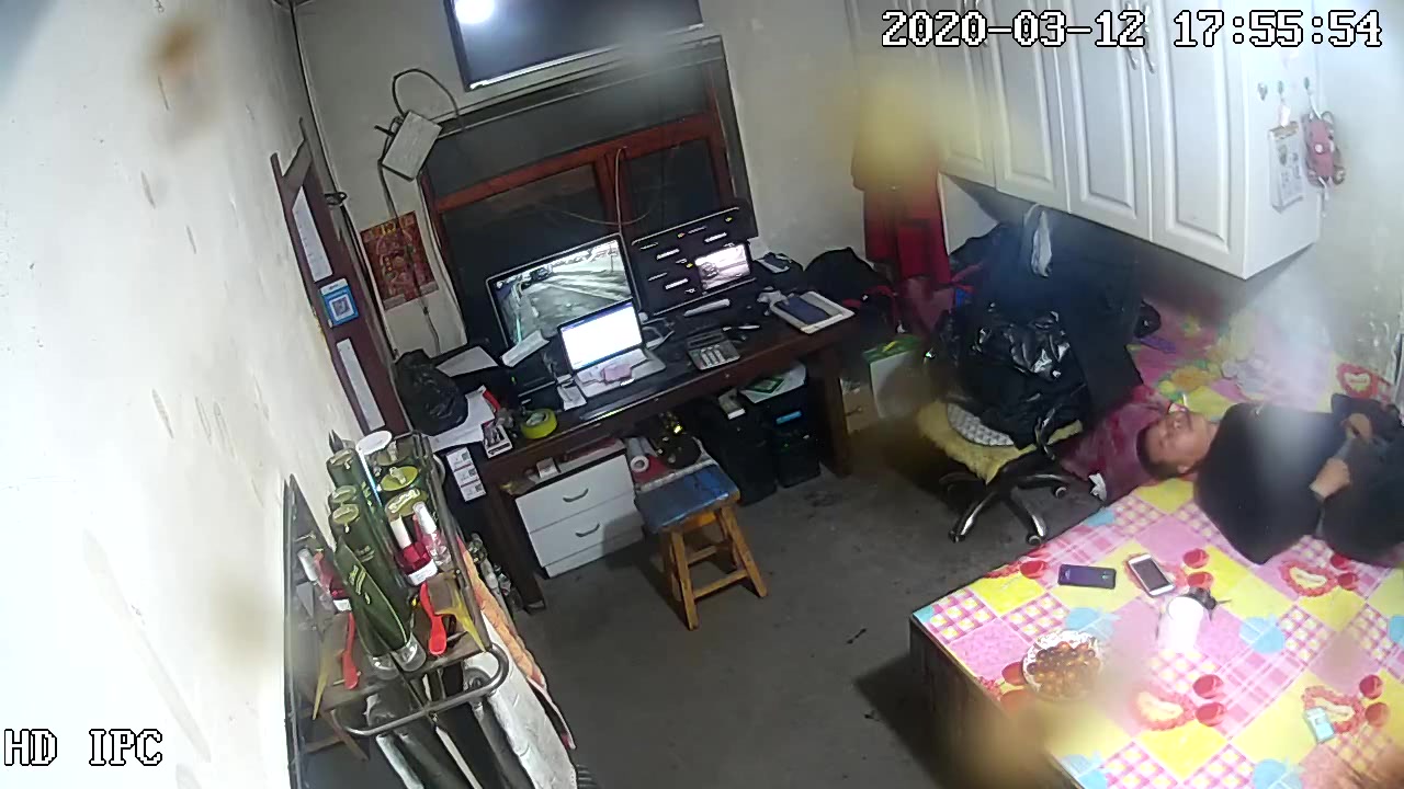 公司值班室攝像頭黑客破解拍攝到的猥瑣大叔偷情私會饑渴少婦情人 互舔騎乘後入各種姿勢幹得高潮不斷 露臉高清