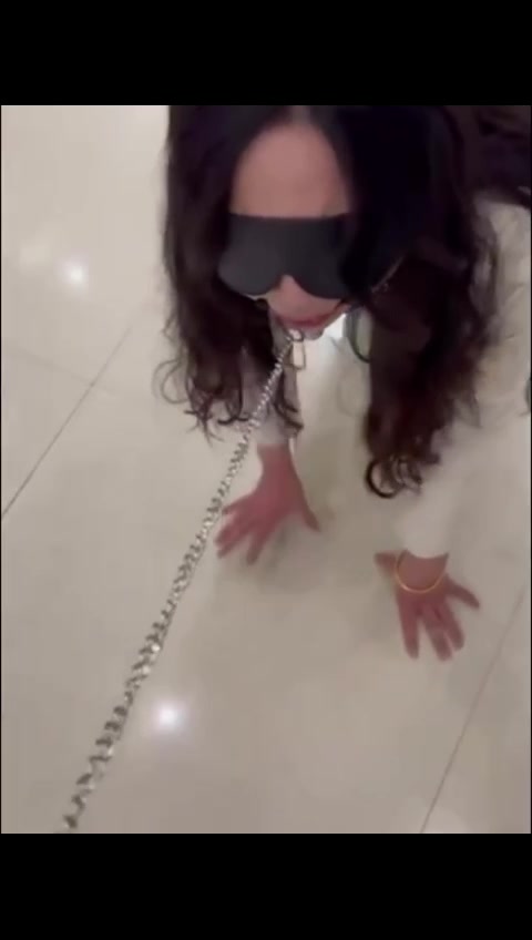 会喷水的姐姐 把她栓着狗链 姐姐口塞像母狗