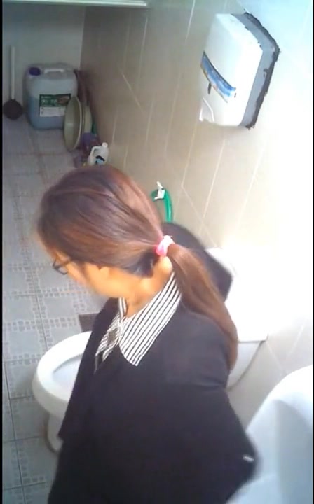 某飯店男女共用衛生間俯視偸拍各式美女少婦如廁噓噓 有個制服眼鏡妹子撅著大屁股看得讓人欲火焚身 720P高清原版