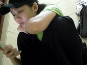 某商場公共女廁拍攝到的各式美女如廁 貌似有個剛出來工作的妹子還未開苞啊 1080P原版高清