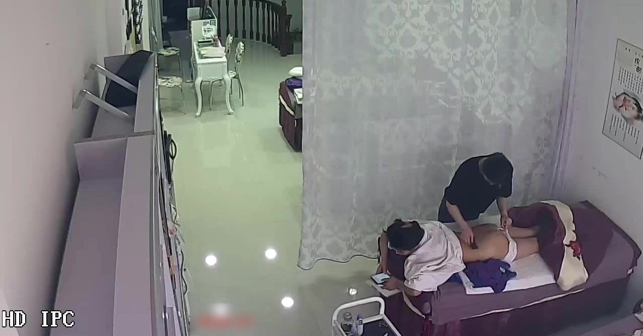 最新流出-女子SPA養生會所攝像頭黑客破解拍攝到的穿著瘦身衣褲來做皮膚保養的美少婦 身材性感陰毛濃密誘惑十足 原版高清