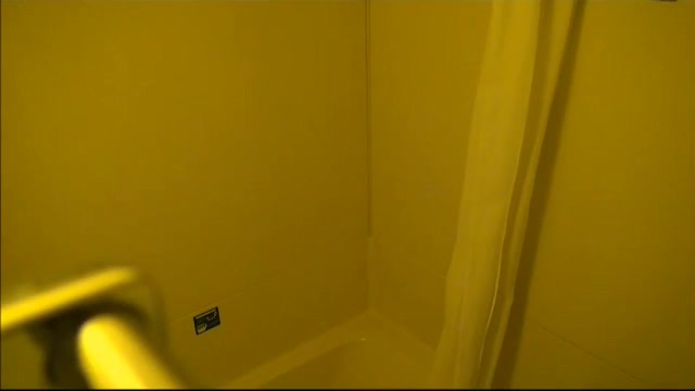 胸部超大的美女洗澡被偷拍，奶子真是一级棒