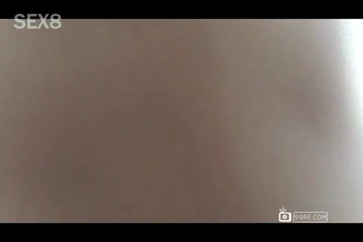 白天学校讲堂课桌上扒下女友裤子激情做爱国语对白[天b20140917]