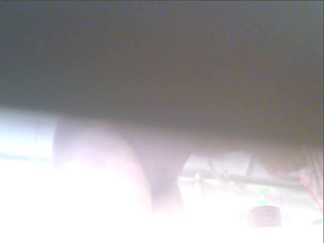 门缝偷拍大屁股熟妇洗澡，屄缝屄毛清晰