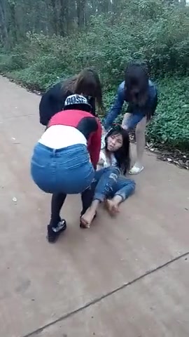 (转）少女遭多人围殴扒衣【最