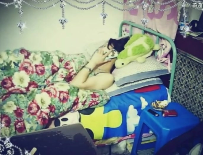 自己在家发骚了